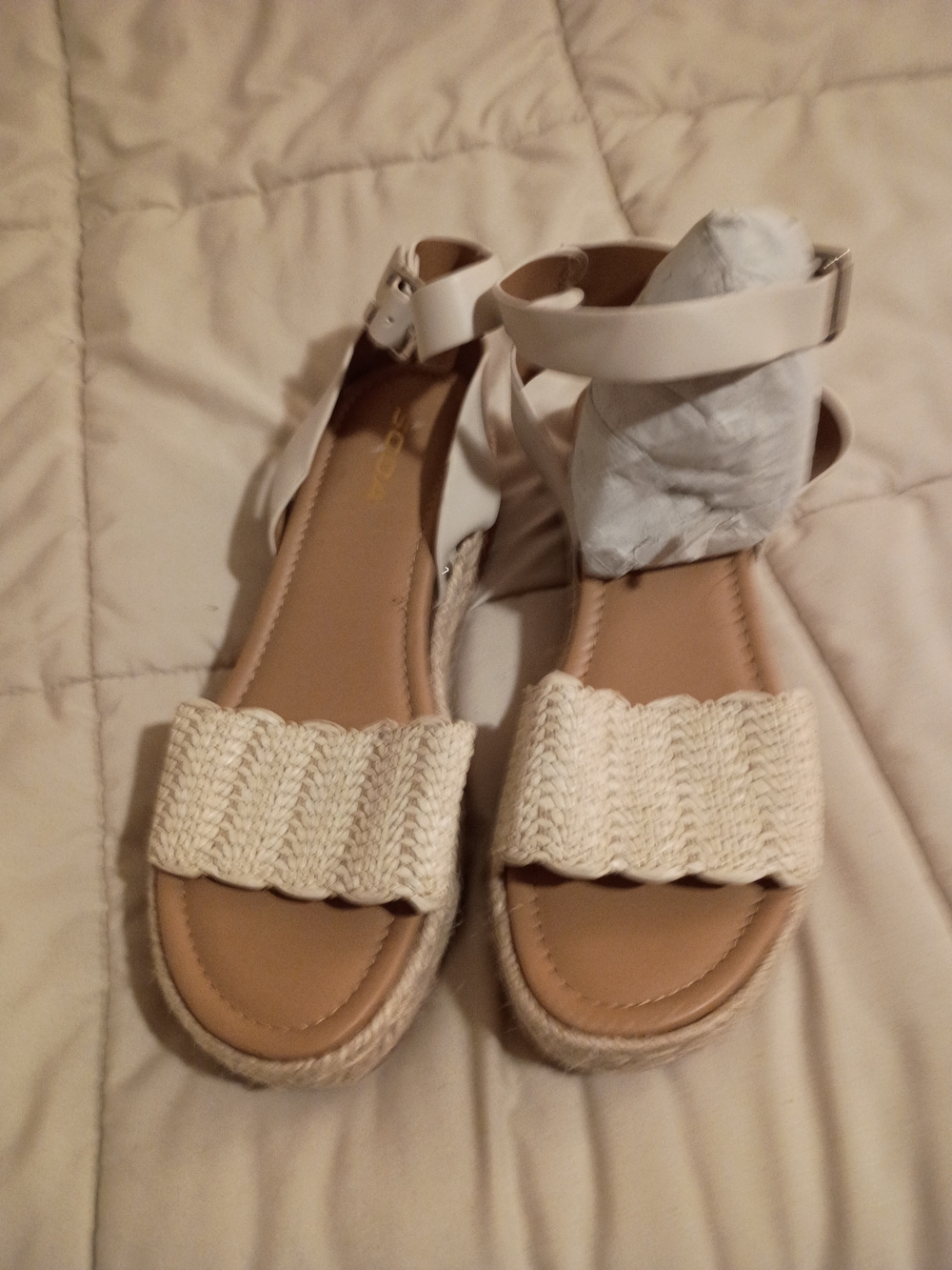 Soda Sandals White & Brown Like New